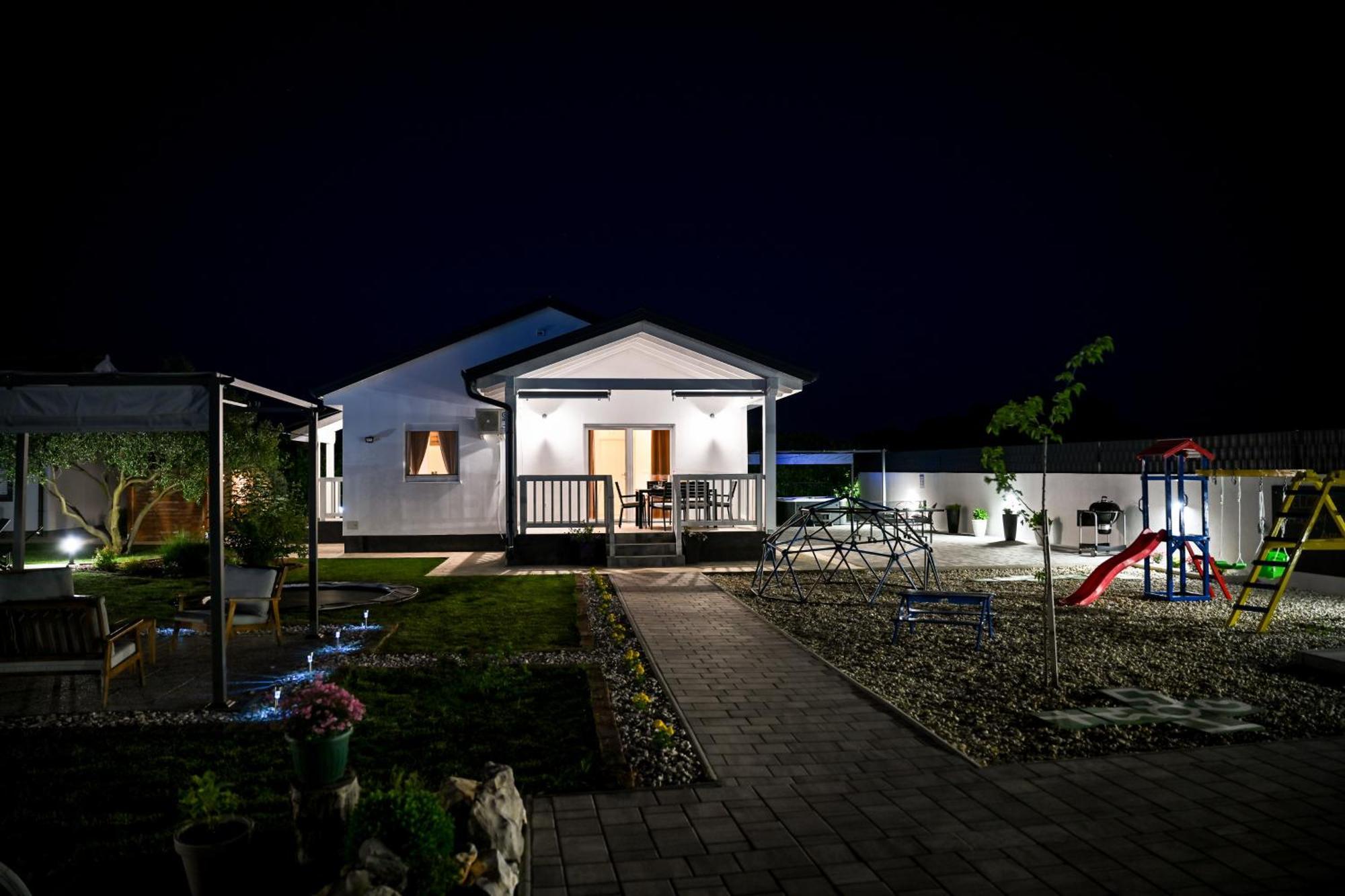 Holiday Home Aprilis With Pool, Jacuzzi And Sauna Galovac  Екстер'єр фото
